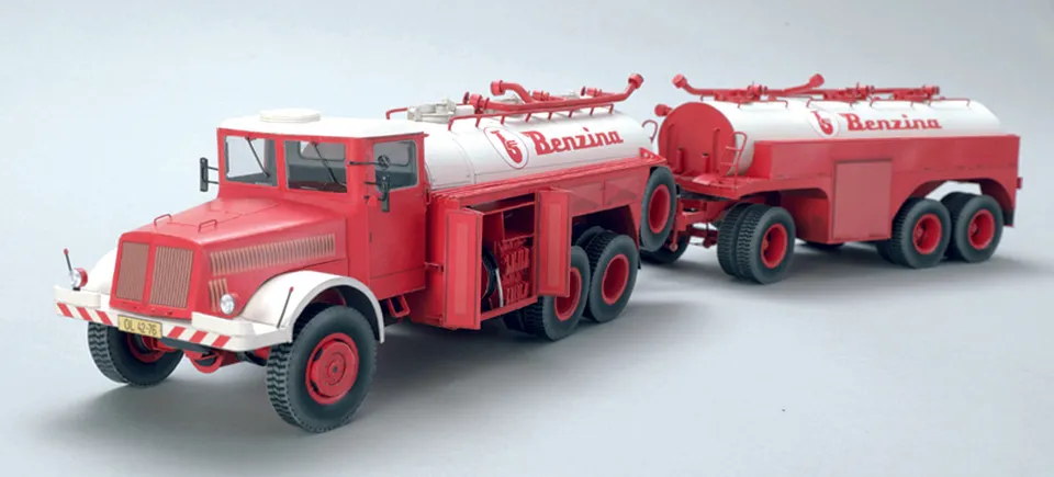 PK Graphica PKG 98 Tatra 111C papírový model s přívěsem