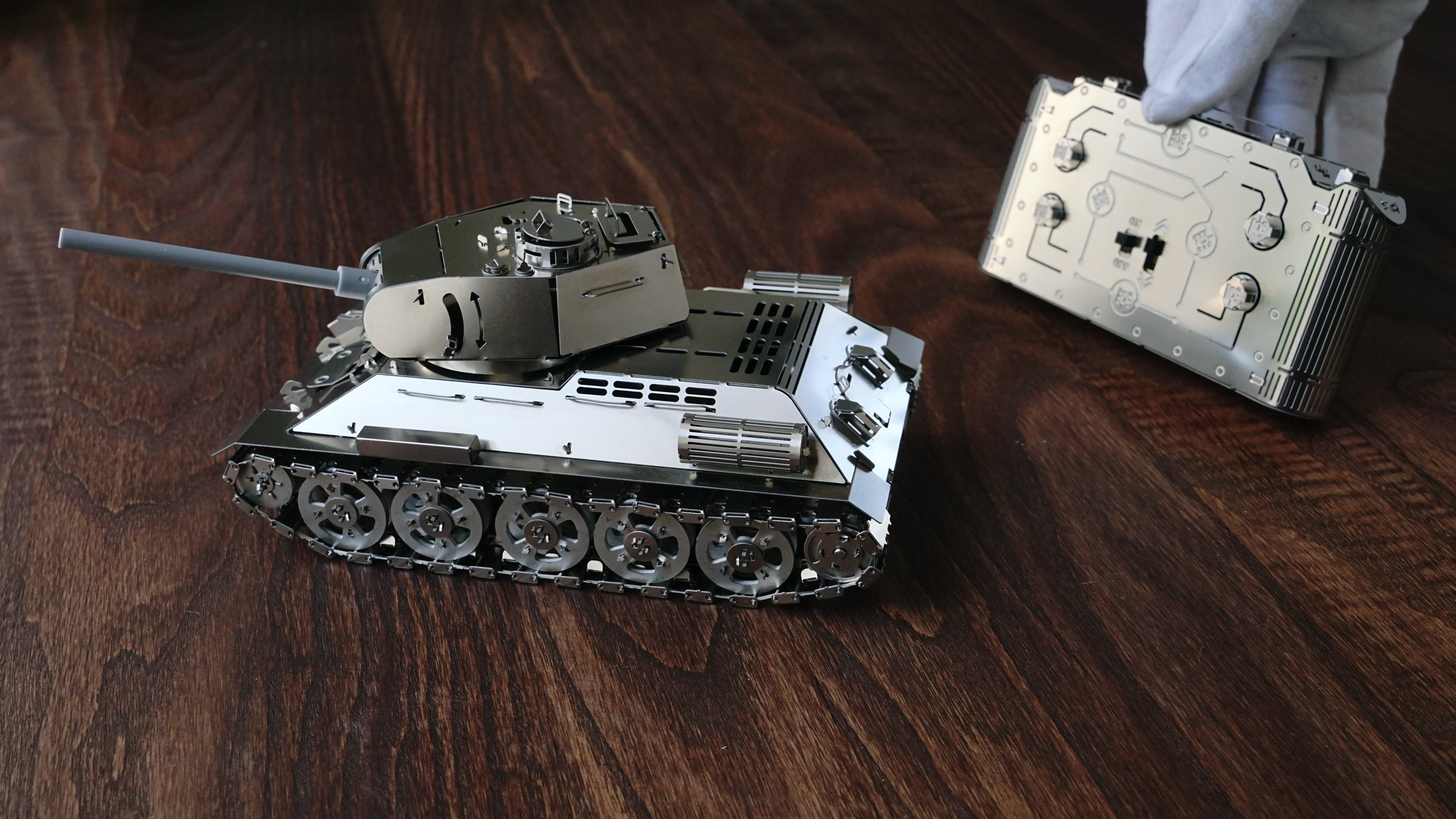 Time for Machine T-34 kovový RC tank stavebnice na ovládání