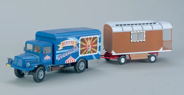 PK Graphica Tatra 128 Cirkus s maringotkou papírový model