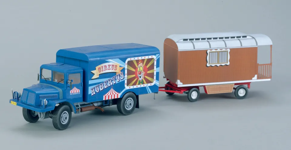PK Graphica Tatra 128 Cirkus s maringotkou papírový model