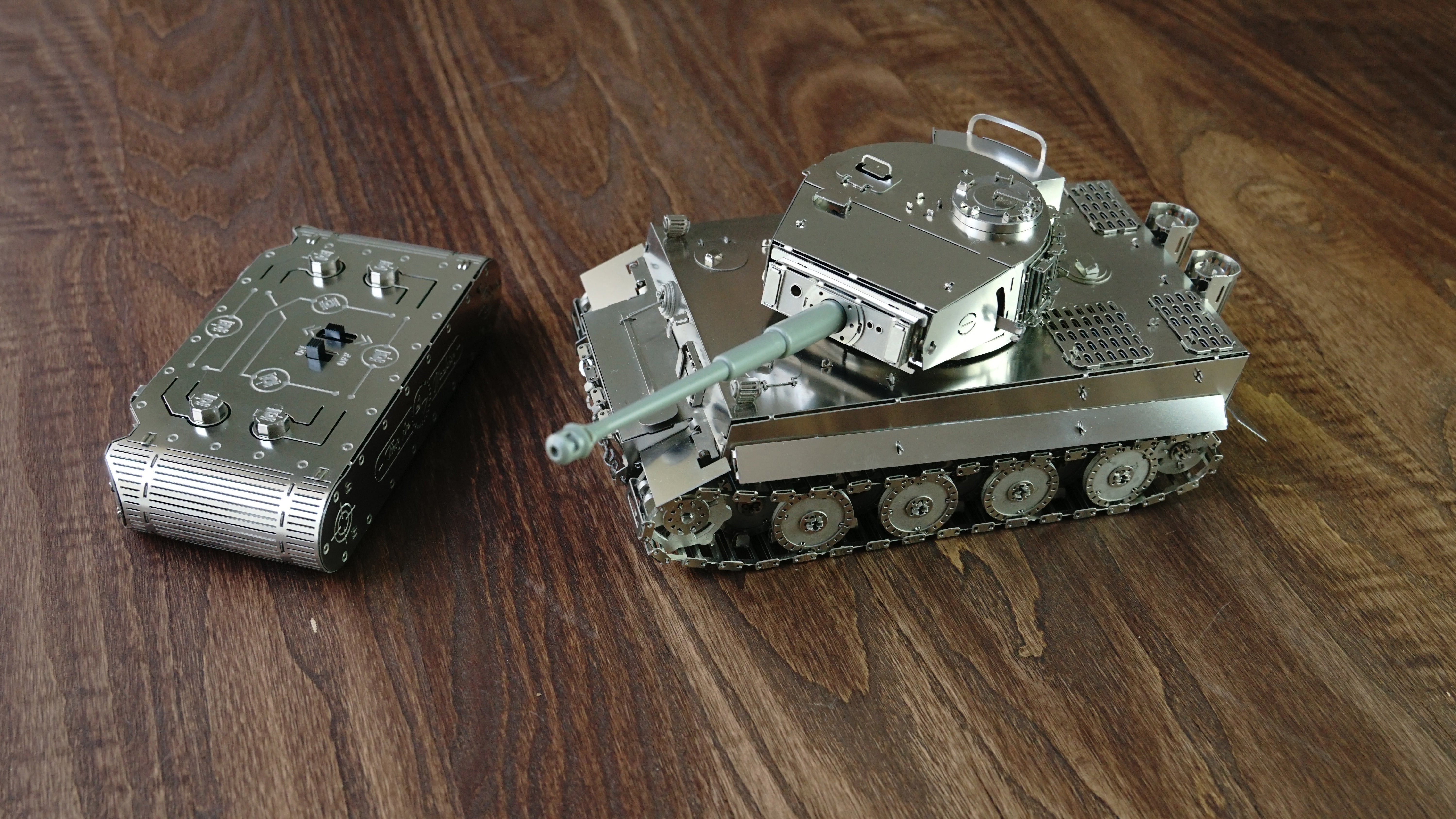 Time for Machine Tiger I RC tank kovová stavebnice ovladač