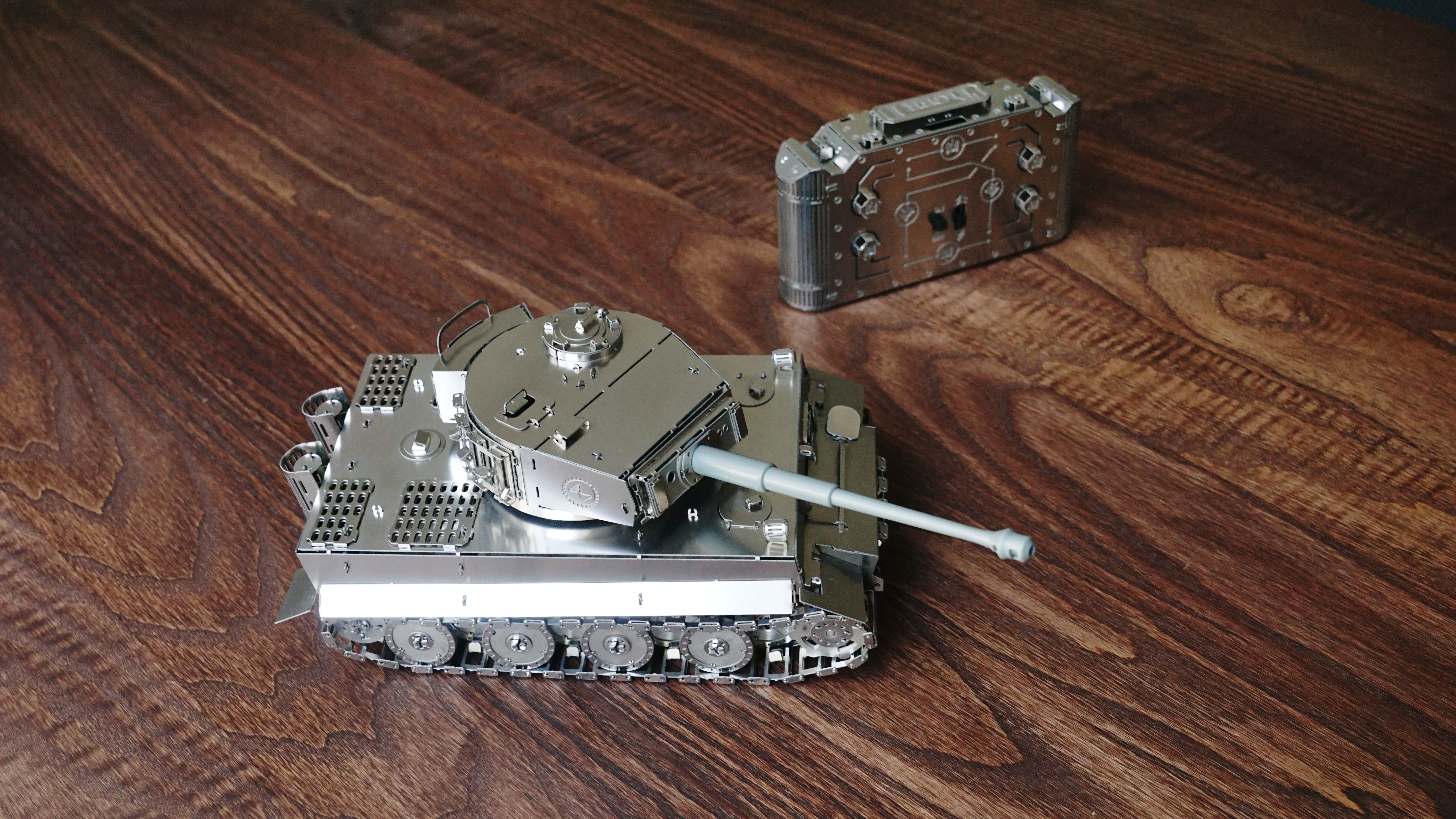 Time for Machine Tiger I RC tank kovová stavebnice ovladač