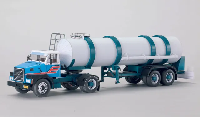 PK Graphica Volvo N10 s cisternou papírový model