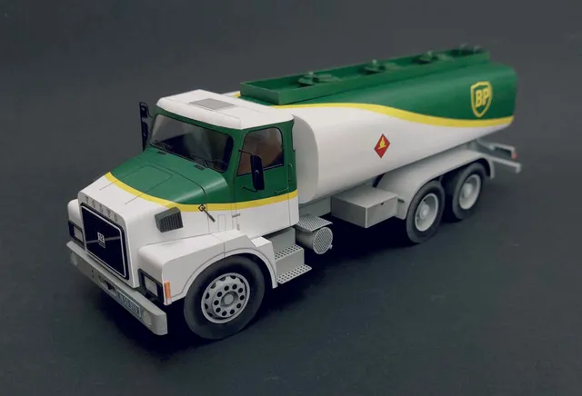 PK Graphica Volvo N12 s cisternou BP papírový model