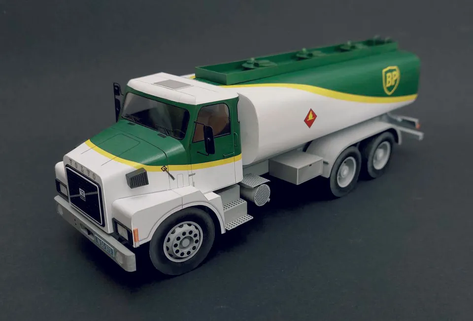 PK Graphica Volvo N12 s cisternou BP papírový model