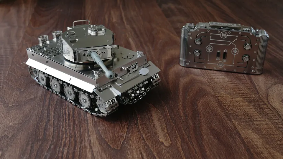 Time for Machine Tiger I RC tank kovová stavebnice ovladač