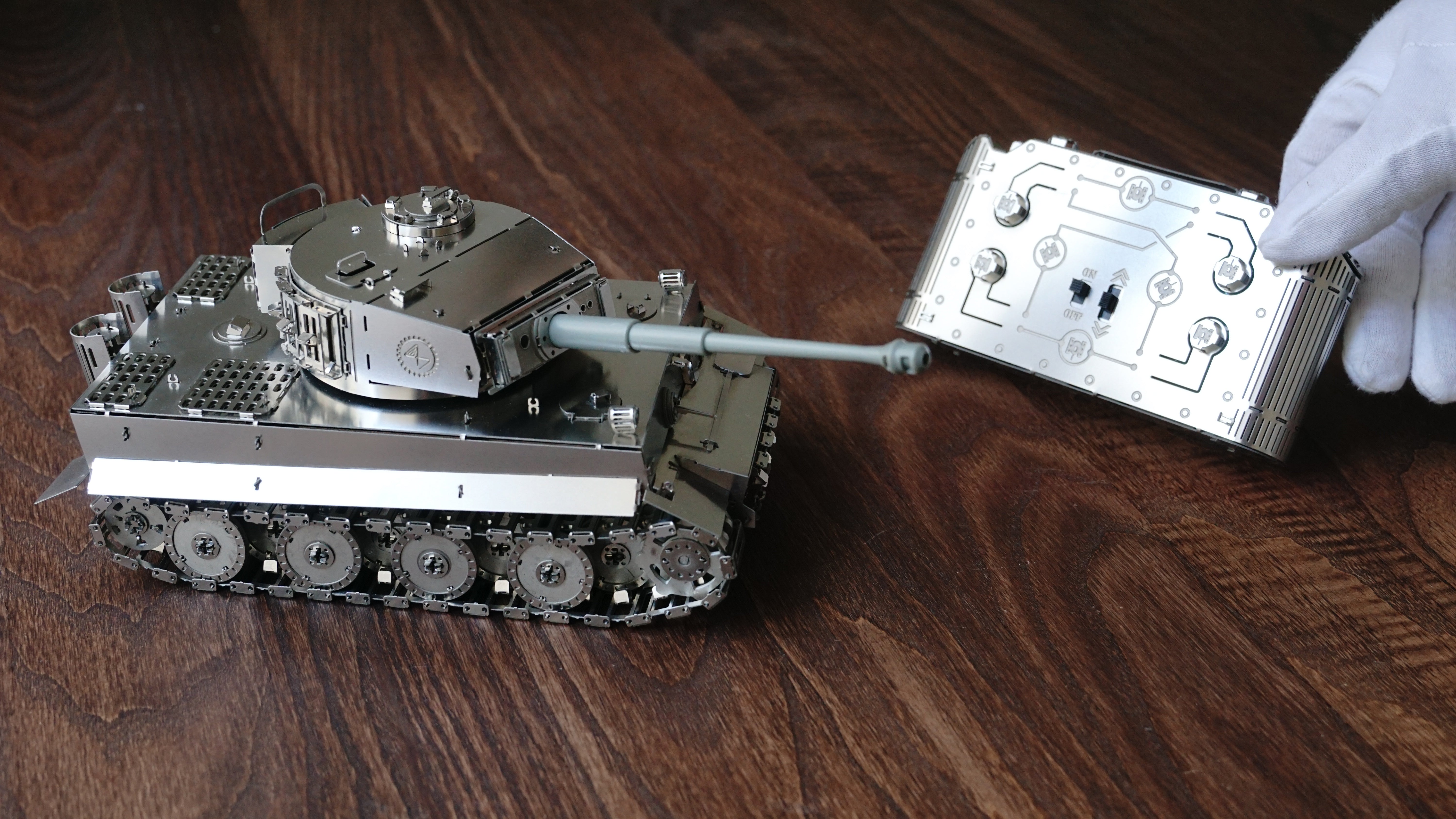 Time for Machine Tiger I RC tank kovová stavebnice ovladač