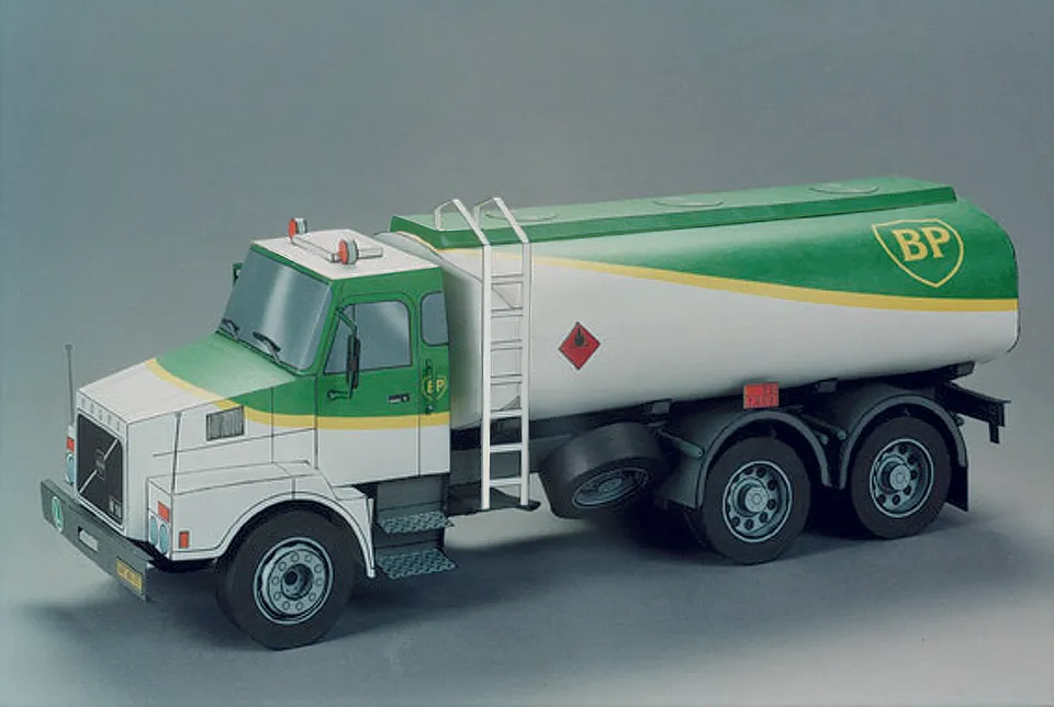 PK Graphica Volvo N10 cisterna BP Oil papírový model