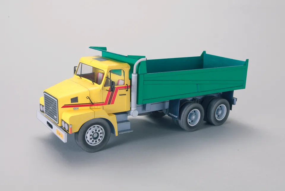 PK Graphica Volvo N10 6×4 valník papírový model